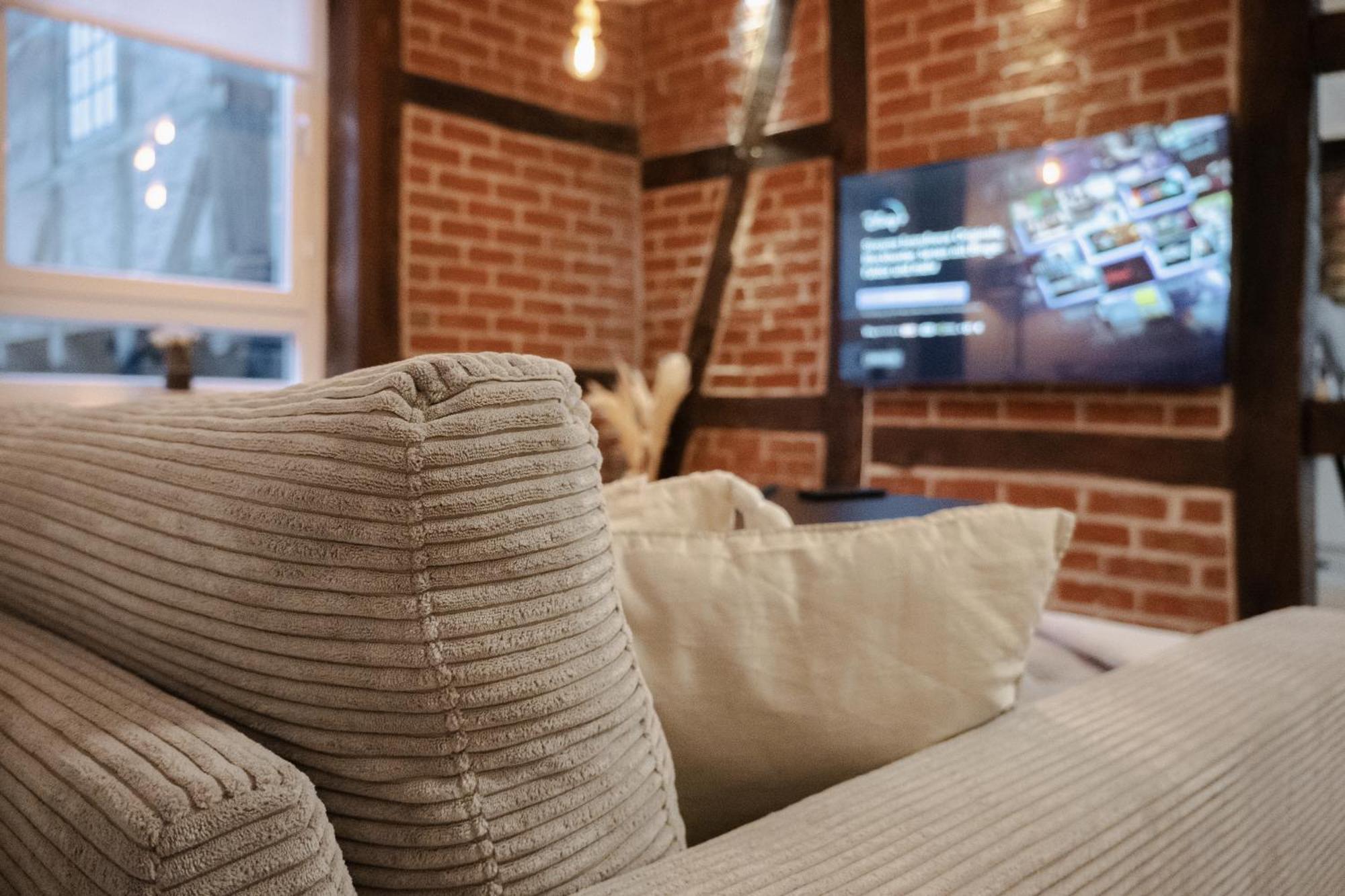 Jasta Homes Altstadt, Zentral, Ueberdachter Parkplatz, Netflix, Vollausstattung, Loft, Modern Und Komfort Hamelin Esterno foto